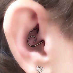 NWT BOUTIQUE Hand crafted Heart Daith Earring